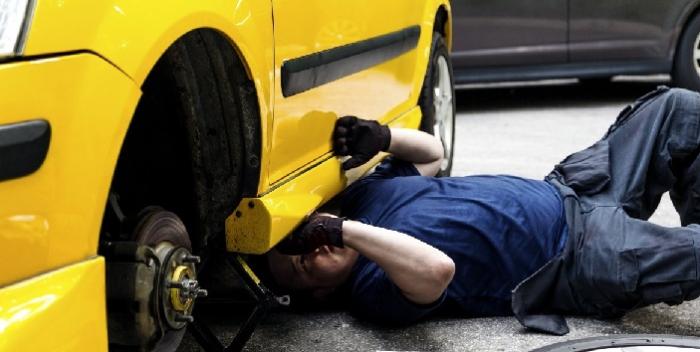 Un homme meurt écrasé par la voiture qu'il réparait