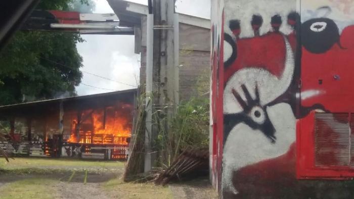 Un incendie spectaculaire au local de Mas Ka Klé