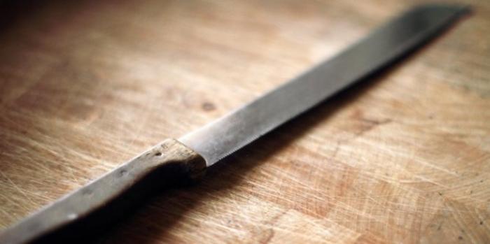 Un jeune de 15 ans poignardé à la gorge
