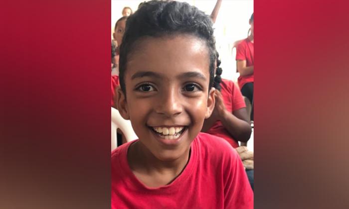 Un jeune garçon souffrant de troubles de la motricité pourra faire de la balançoire normalement à l'école
