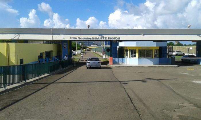 Un lycéen poignardé en plein cours