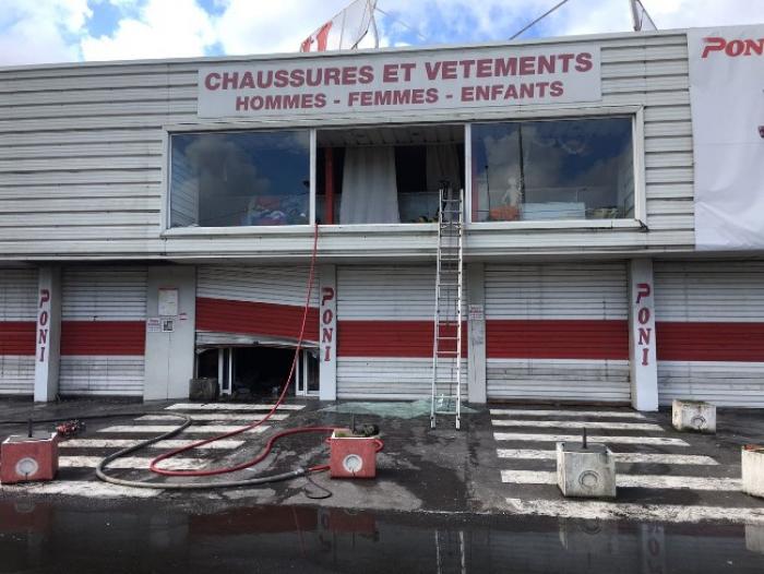 Un magasin partiellement détruit par un incendie