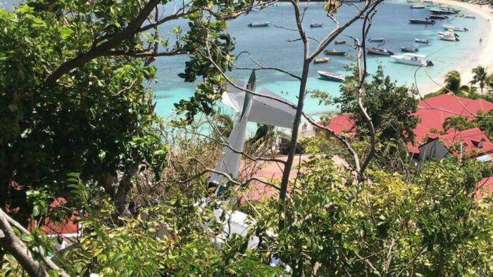 Un petit avion s'écrase aux Saintes