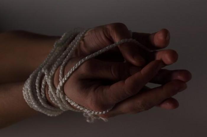 Un père pourchasse les agresseurs de sa fille