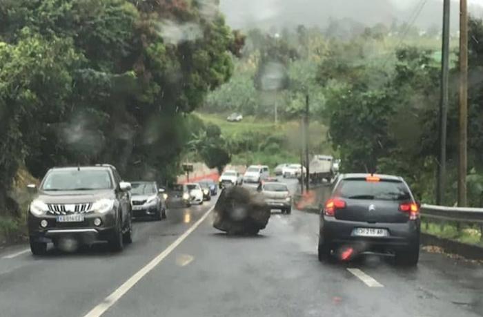 Un rocher tombe sur la voie dans la montée de salée