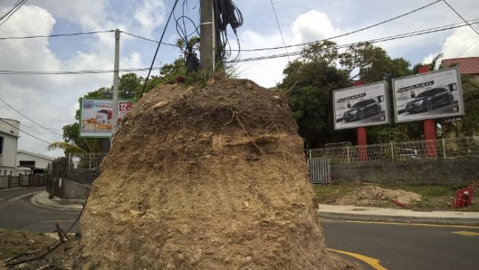 Un rond-point, une motte de terre et un poteau électrique !
