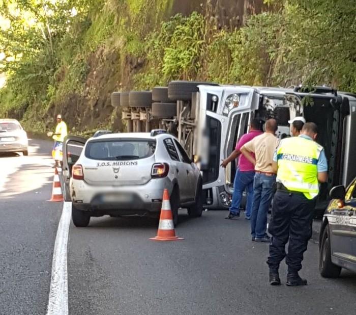 Un semi-remorque chargé de sable se retrouve sur le flanc à Case-Pilote
