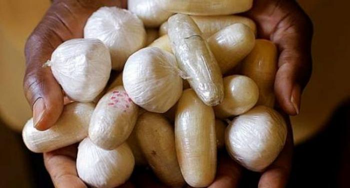 Un surinamien avec des boulettes dans le ventre intercepté