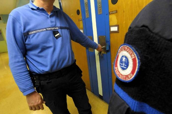 Un surveillant de prison grièvement brûlé