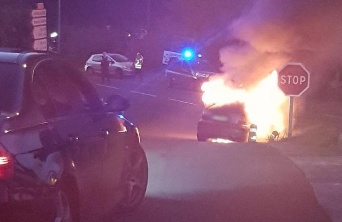 Un véhicule en feu à Sainte-Marie