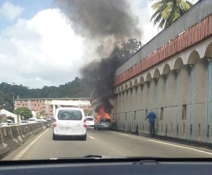 Un véhicule prend feu sur la Rocade à Fort-de-France