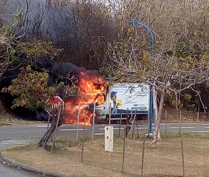 Une camionnette en feu à Sainte-Luce