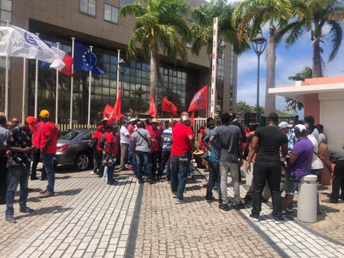 Une cinquantaine de militants de la CSTM devant l'hôtel de la CTM à Plateau Roy