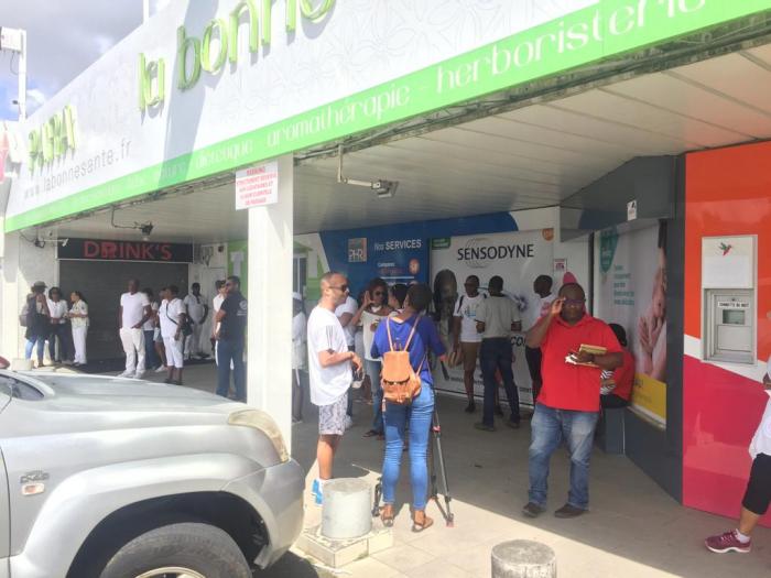 Une cinquantaine de personnes mobilisée en soutien à la pharmacie La Bonne Santé