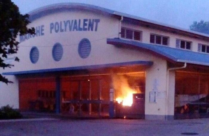 Une enquête ouverte après un incendie au marché du Diamant