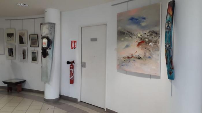 Une exposition d'arts visuels dans le hall de la MFME