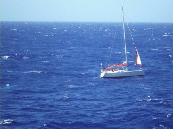 Une famille de 5 plaisanciers évacuée en plein milieu de l'Atlantique