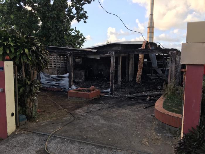 Une habitation détruite par les flammes non loin du CHU