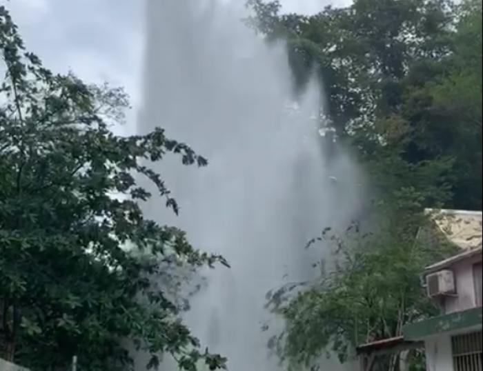 Une impressionnante fuite d'eau à Poucet au Gosier (VIDEO)