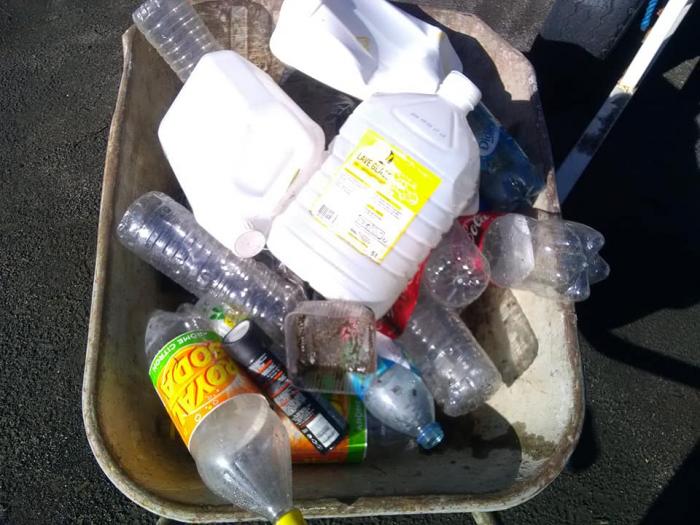 Une journée de ramassage des déchets sur une plage au Carbet
