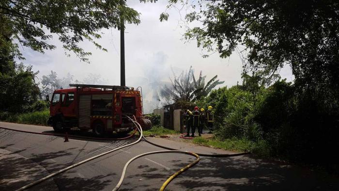 Une maison détruite par les flammes à Ducos