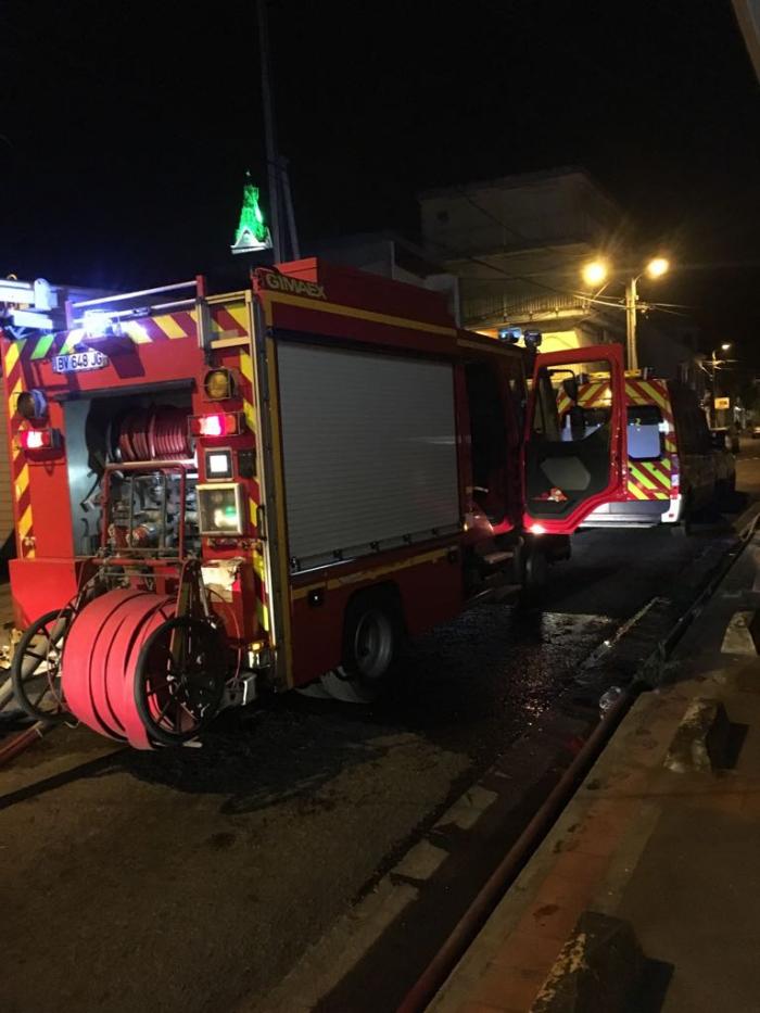 Une maison entièrement détruite par le feu à Pointe-à-Pitre