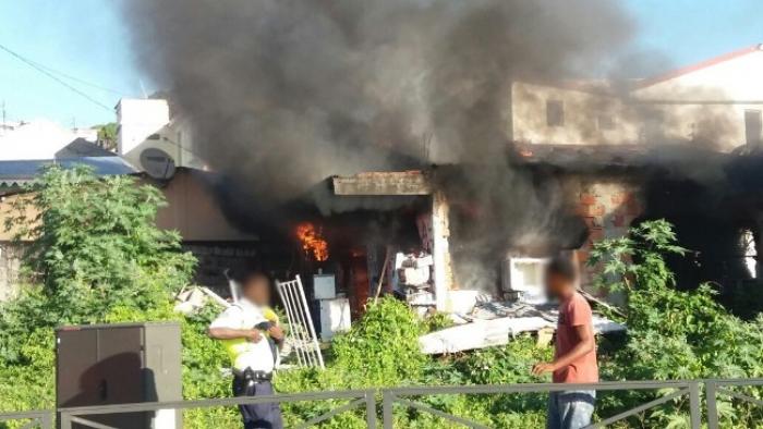 Une maison entièrement ravagée par les flammes à Fort-de-France
