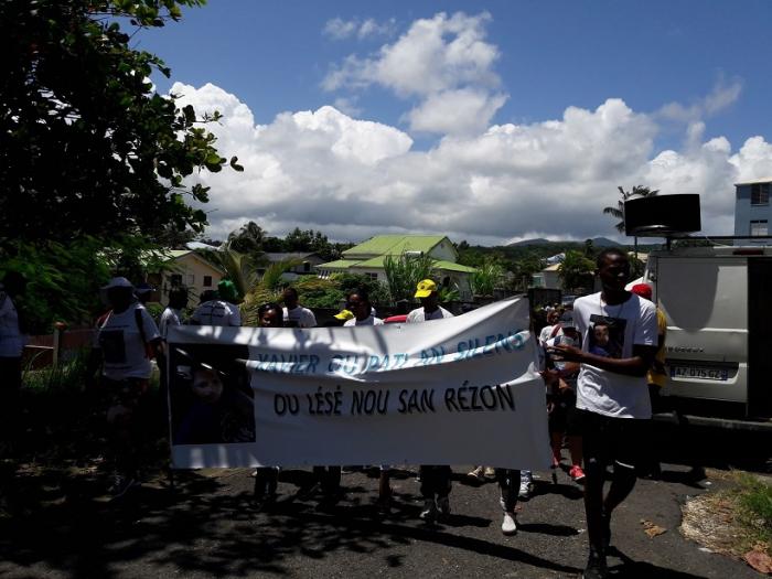 Une marche blanche contre les violences conjugales