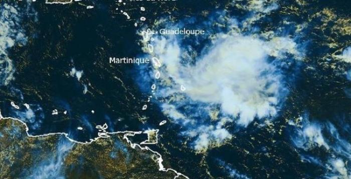 Une onde tropicale active en approche de la Martinique