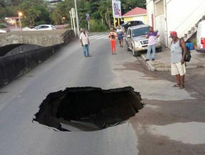 Une partie de la route s'effondre à Saint-Pierre