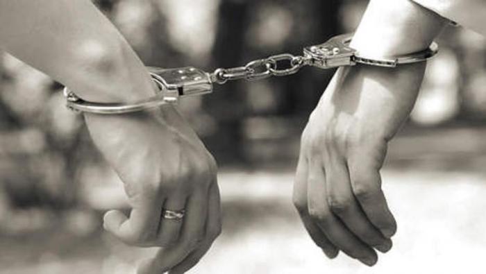 Une psychologue carcérale surprise avec un détenu