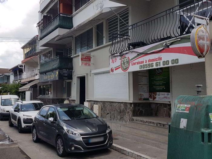 Une réunion du personnel tendue au restaurant Fan de Pizza