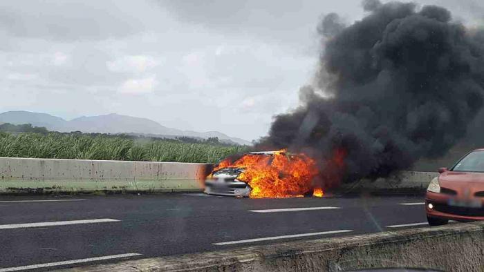 Une voiture détruite par les flammes sur la Nationale 5 au Lamentin