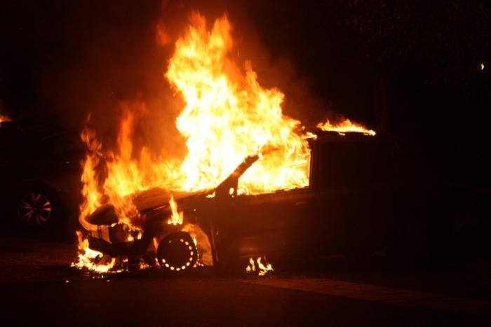 Une voiture en feu au Gosier provoque des embouteillages