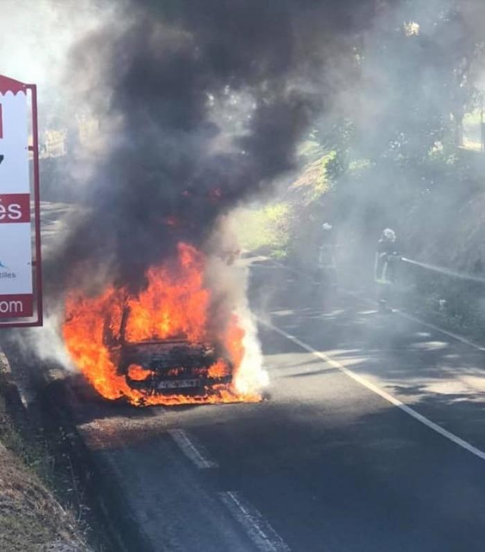Une voiture en feu dans la descente des Salines