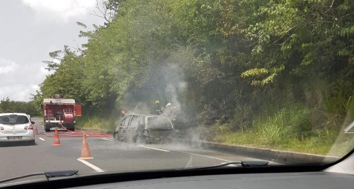 Une voiture en feu à Sainte-Luce