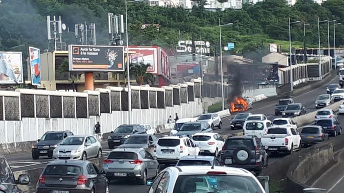 Une voiture en feu sur la Rocade juste avant Dillon