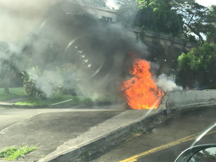 Une voiture en feu sur le tunnel de l'ancienne maternité à Redoute