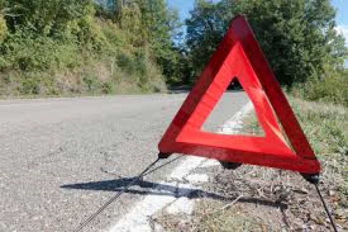 Une voiture fait plusieurs tonneaux après une collision avec un poids lourd
