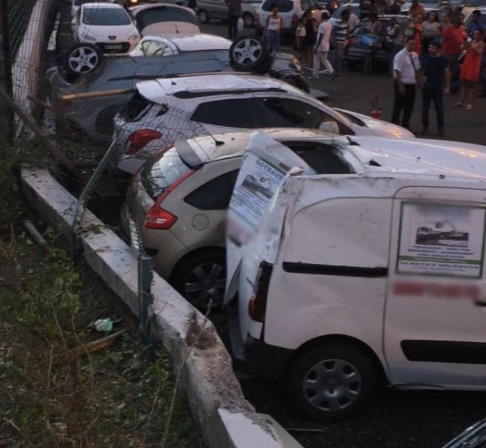 Une voiture fait une sortie de route et termine sa course dans un parking