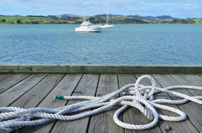 Une voiture incendiée, un bateau volé retrouvé dans un champ