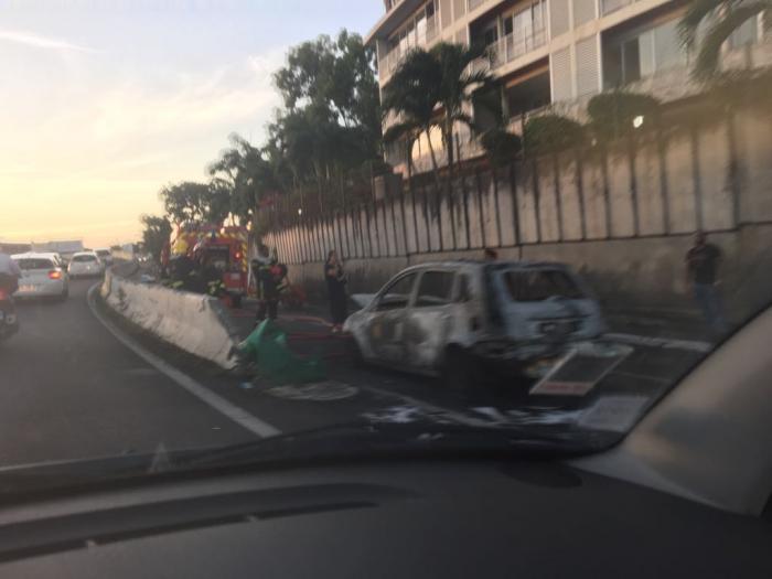 Une voiture prend feu à l'entrée du rond-point du Vietnam Héroïque
