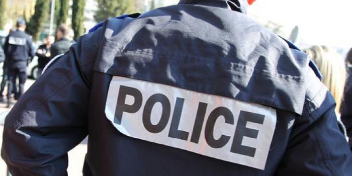 Véhicules volés, armes, matériel militaire, cocaïne et billets ont été saisis par la police