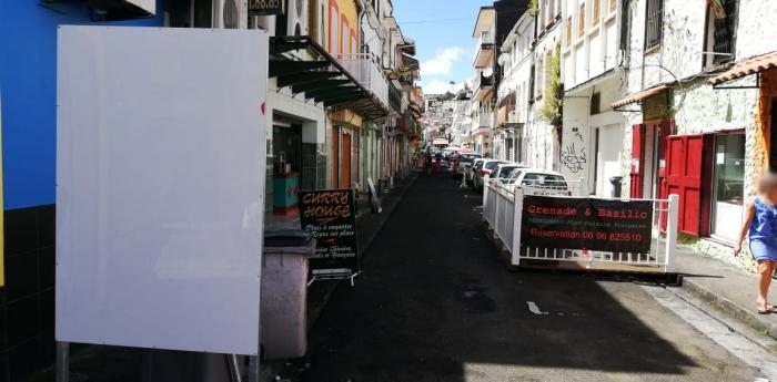 Voitures et panneaux vandalisés dans la rue Garnier Pagès à Fort-de-France