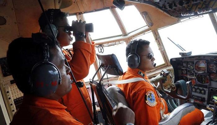 Vol Air Asia : des débris et des corps repérés à la surface de l'océan