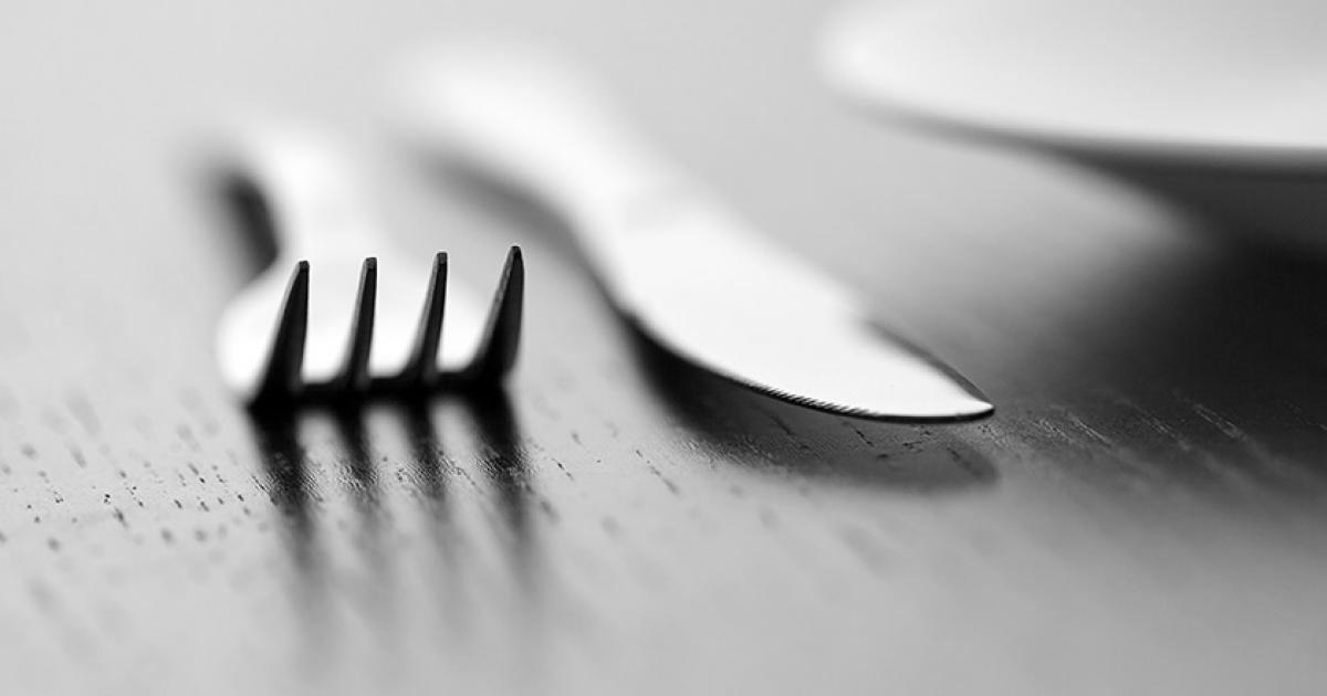 Il grille la file d'attente, la serveuse lui transperce la main
