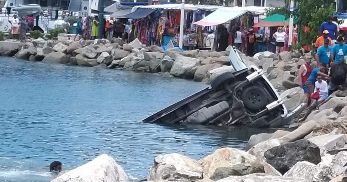 Spectaculaire accident de taxibus à Saint-Martin