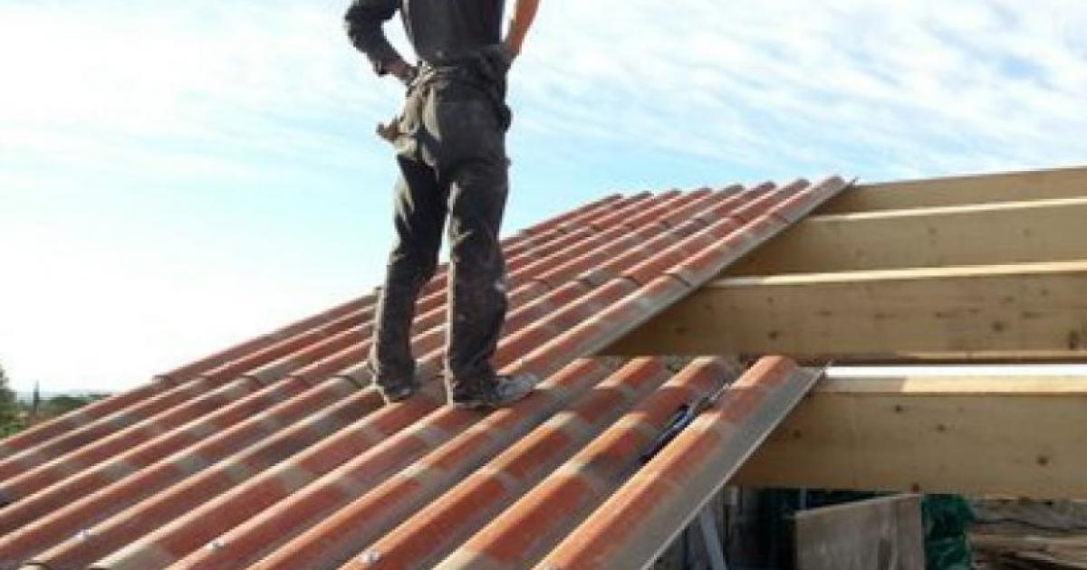     





Un travailleur illégal chute d'un toit à Jarry 




