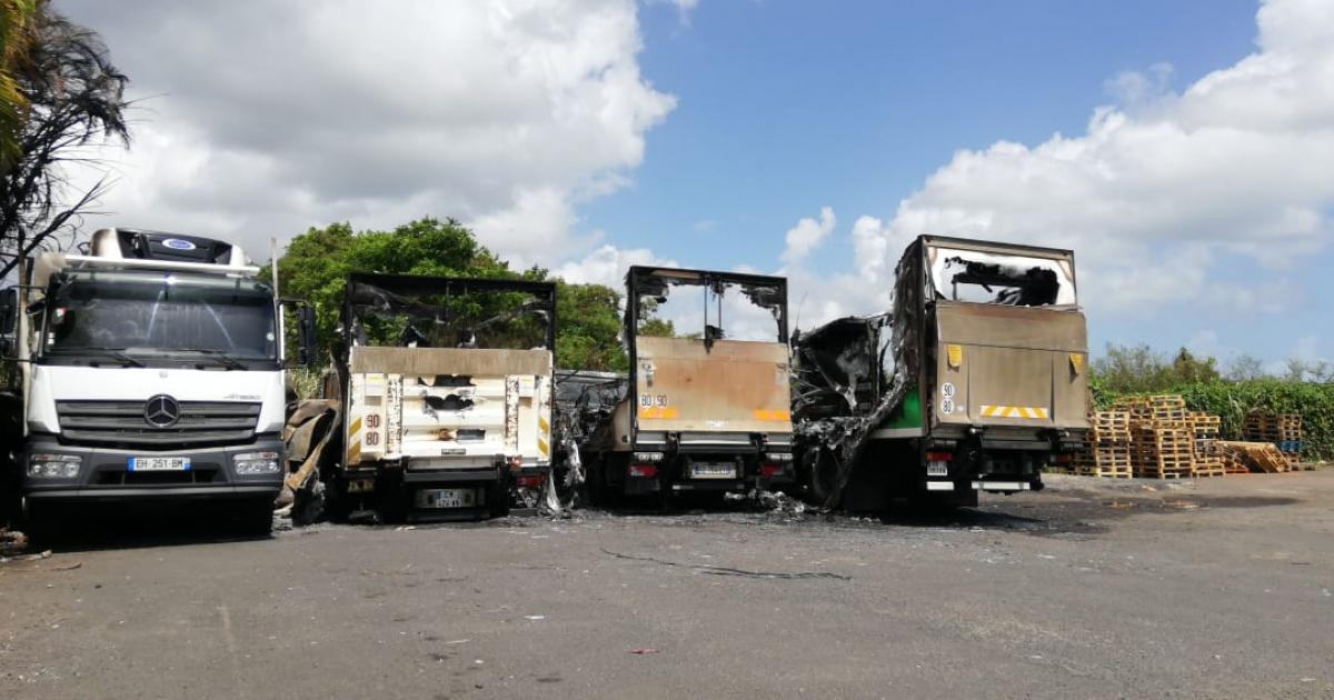 4 camions détruits par les flammes