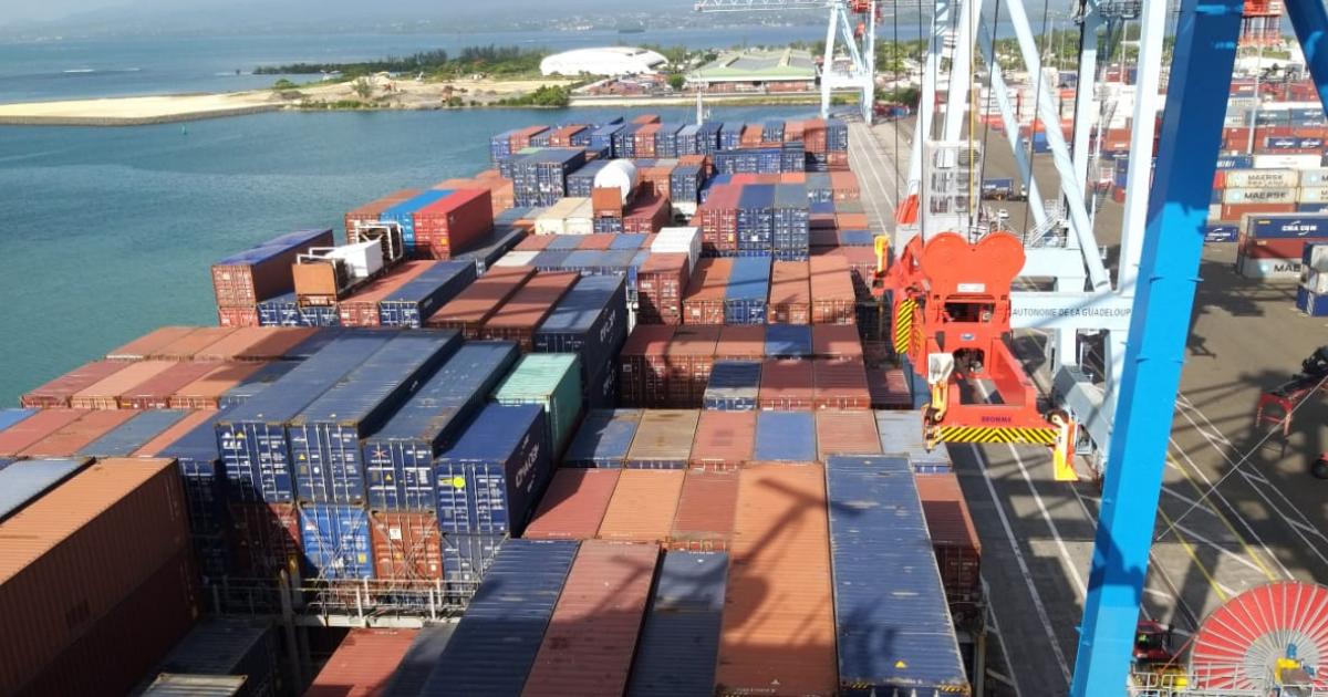 Un porte-conteneur géant fait escale pour la première fois en Guadeloupe